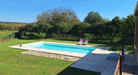 Maison ossature bois avec vaste séjour, suites, piscine et panneaux solaires