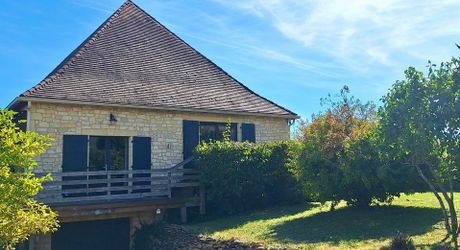 Maison ossature bois avec vaste séjour, suites, piscine et panneaux solaires