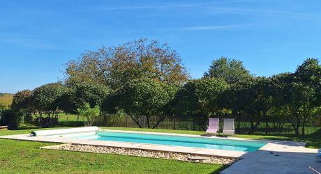 Maison ossature bois avec vaste séjour, suites, piscine et panneaux solaires