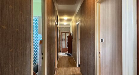 Maison de village en pierre : 160m² de potentiel, 5 chambres et dépendances, à 10 minutes à pied des commerces!
