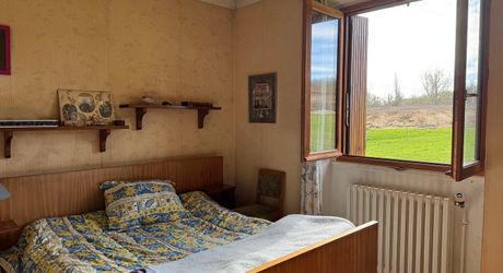 Maison de village en pierre : 160m² de potentiel, 5 chambres et dépendances, à 10 minutes à pied des commerces!