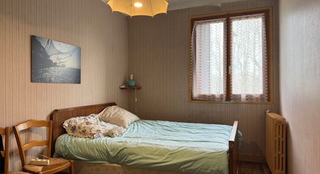 Maison de village en pierre : 160m² de potentiel, 5 chambres et dépendances, à 10 minutes à pied des commerces!