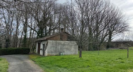 Maison de village en pierre : 160m² de potentiel, 5 chambres et dépendances, à 10 minutes à pied des commerces!
