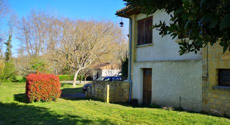 Maison de village en pierre : 160m² de potentiel, 5 chambres et dépendances, à 10 minutes à pied des commerces!