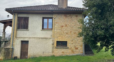 Maison de village en pierre : 160m² de potentiel, 5 chambres et dépendances, à 10 minutes à pied des commerces!