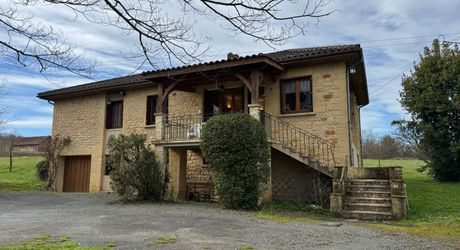 Maison de village en pierre : 160m² de potentiel, 5 chambres et dépendances, à 10 minutes à pied des commerces!