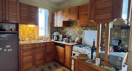 Maison de village en pierre : 160m² de potentiel, 5 chambres et dépendances, à 10 minutes à pied des commerces!