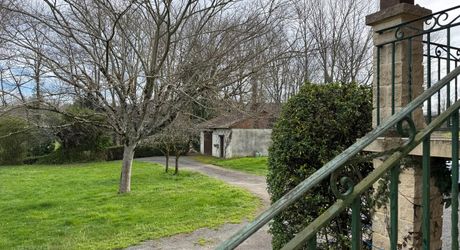 Maison de village en pierre : 160m² de potentiel, 5 chambres et dépendances, à 10 minutes à pied des commerces!