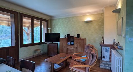 Maison de village en pierre : 160m² de potentiel, 5 chambres et dépendances, à 10 minutes à pied des commerces!
