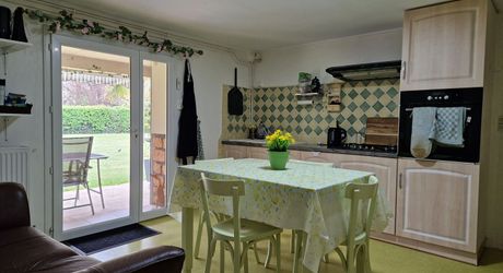 Propriété avec Maison d'habitation, Maison d'amis, Studio, Piscine, parc et jardin 7418m2 jusqu'à la rivière.