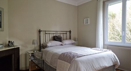 Propriété avec Maison d'habitation, Maison d'amis, Studio, Piscine, parc et jardin 7418m2 jusqu'à la rivière.