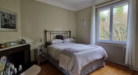 Propriété avec Maison d'habitation, Maison d'amis, Studio, Piscine, parc et jardin 7418m2 jusqu'à la rivière.