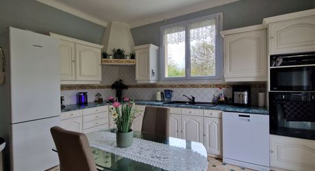 Propriété avec Maison d'habitation, Maison d'amis, Studio, Piscine, parc et jardin 7418m2 jusqu'à la rivière.