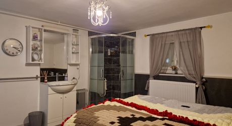 Propriété avec Maison d'habitation, Maison d'amis, Studio, Piscine, parc et jardin 7418m2 jusqu'à la rivière.