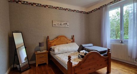 Propriété avec Maison d'habitation, Maison d'amis, Studio, Piscine, parc et jardin 7418m2 jusqu'à la rivière.