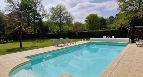Propriété avec Maison d'habitation, Maison d'amis, Studio, Piscine, parc et jardin 7418m2 jusqu'à la rivière.