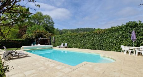 Propriété avec Maison d'habitation, Maison d'amis, Studio, Piscine, parc et jardin 7418m2 jusqu'à la rivière.