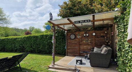Propriété avec Maison d'habitation, Maison d'amis, Studio, Piscine, parc et jardin 7418m2 jusqu'à la rivière.