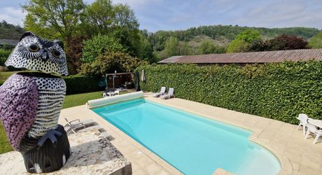 Propriété avec Maison d'habitation, Maison d'amis, Studio, Piscine, parc et jardin 7418m2 jusqu'à la rivière.