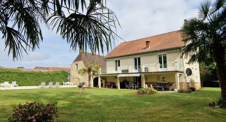 Propriété avec Maison d'habitation, Maison d'amis, Studio, Piscine, parc et jardin 7418m2 jusqu'à la rivière.