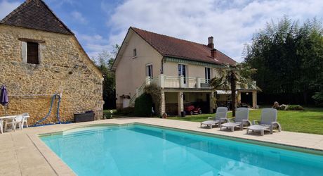 Propriété avec Maison d'habitation, Maison d'amis, Studio, Piscine, parc et jardin 7418m2 jusqu'à la rivière.