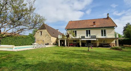 Propriété avec Maison d'habitation, Maison d'amis, Studio, Piscine, parc et jardin 7418m2 jusqu'à la rivière.