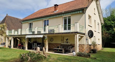 Propriété avec Maison d'habitation, Maison d'amis, Studio, Piscine, parc et jardin 7418m2 jusqu'à la rivière.