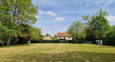 Propriété avec Maison d'habitation, Maison d'amis, Studio, Piscine, parc et jardin 7418m2 jusqu'à la rivière.