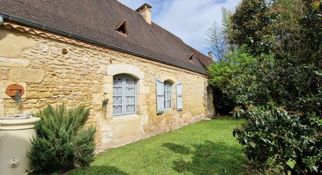 Propriété avec Maison d'habitation, Maison d'amis, Studio, Piscine, parc et jardin 7418m2 jusqu'à la rivière.