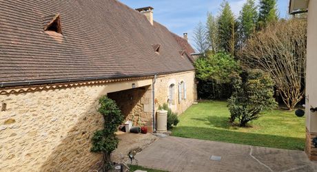 Propriété avec Maison d'habitation, Maison d'amis, Studio, Piscine, parc et jardin 7418m2 jusqu'à la rivière.