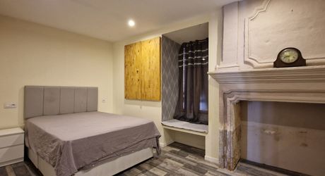 Propriété avec Maison d'habitation, Maison d'amis, Studio, Piscine, parc et jardin 7418m2 jusqu'à la rivière.