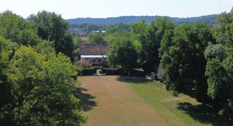 Propriété avec Maison d'habitation, Maison d'amis, Studio, Piscine, parc et jardin 7418m2 jusqu'à la rivière.