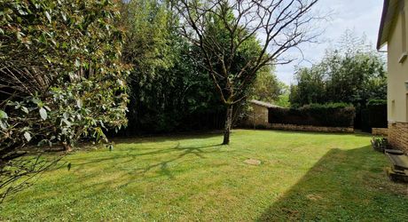 Propriété avec Maison d'habitation, Maison d'amis, Studio, Piscine, parc et jardin 7418m2 jusqu'à la rivière.