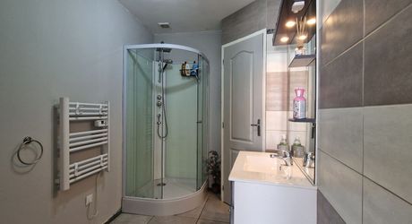 Propriété avec Maison d'habitation, Maison d'amis, Studio, Piscine, parc et jardin 7418m2 jusqu'à la rivière.