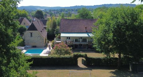 Propriété avec Maison d'habitation, Maison d'amis, Studio, Piscine, parc et jardin 7418m2 jusqu'à la rivière.