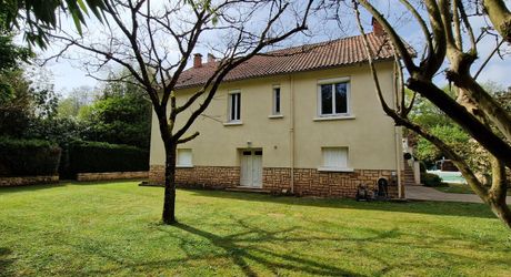 Propriété avec Maison d'habitation, Maison d'amis, Studio, Piscine, parc et jardin 7418m2 jusqu'à la rivière.