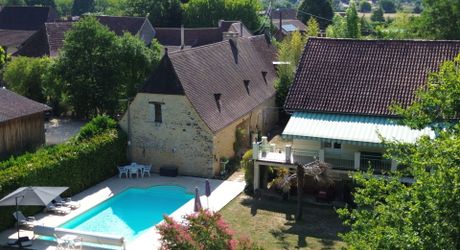 Propriété avec Maison d'habitation, Maison d'amis, Studio, Piscine, parc et jardin 7418m2 jusqu'à la rivière.