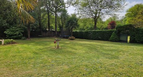Propriété avec Maison d'habitation, Maison d'amis, Studio, Piscine, parc et jardin 7418m2 jusqu'à la rivière.