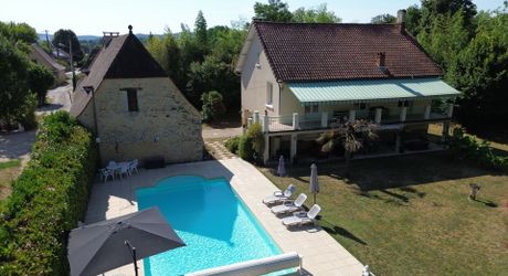 Propriété avec Maison d'habitation, Maison d'amis, Studio, Piscine, parc et jardin 7418m2 jusqu'à la rivière.