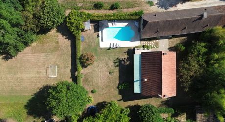Propriété avec Maison d'habitation, Maison d'amis, Studio, Piscine, parc et jardin 7418m2 jusqu'à la rivière.