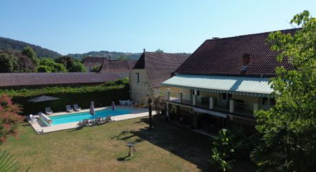 Propriété avec Maison d'habitation, Maison d'amis, Studio, Piscine, parc et jardin 7418m2 jusqu'à la rivière.