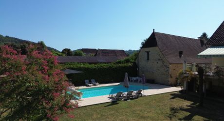 Propriété avec Maison d'habitation, Maison d'amis, Studio, Piscine, parc et jardin 7418m2 jusqu'à la rivière.