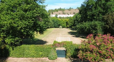 Propriété avec Maison d'habitation, Maison d'amis, Studio, Piscine, parc et jardin 7418m2 jusqu'à la rivière.