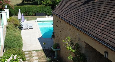 Propriété avec Maison d'habitation, Maison d'amis, Studio, Piscine, parc et jardin 7418m2 jusqu'à la rivière.