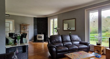 Propriété avec Maison d'habitation, Maison d'amis, Studio, Piscine, parc et jardin 7418m2 jusqu'à la rivière.