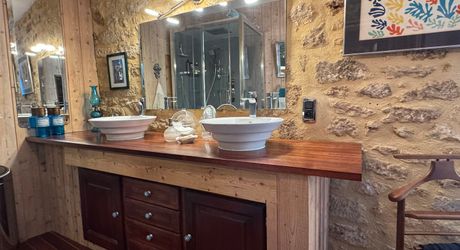 Charmante maison en pierre au cœur du village