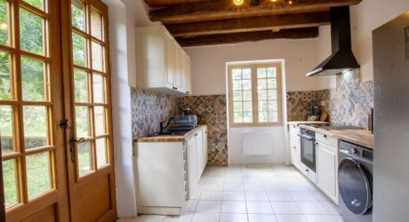 Propriété de charme – 3 maisons sur 2 ha, sans vis-à-vis, piscine, gîtes prêts à exploiter