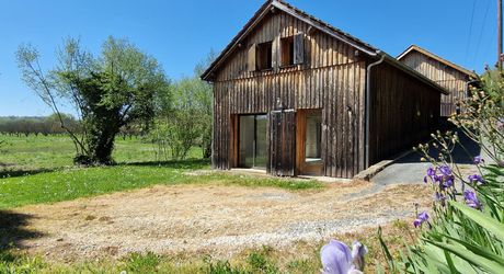 Ancien Hangar à Tabac entièrement rénové avec 3 chambres.