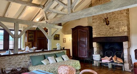Maison de charme en pierres au coeur du Périgord Noir avec 11 hectares de terrain et un golf accessible à pied
