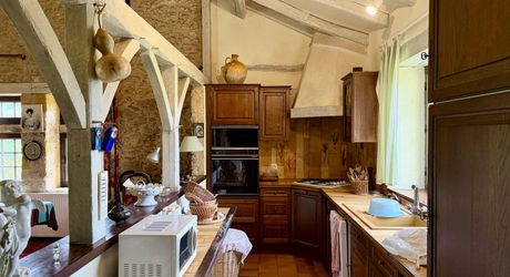 Maison de charme en pierres au coeur du Périgord Noir avec 11 hectares de terrain et un golf accessible à pied